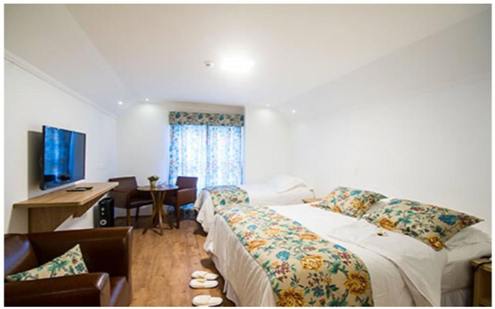 Italia Moderna Hotel 4*